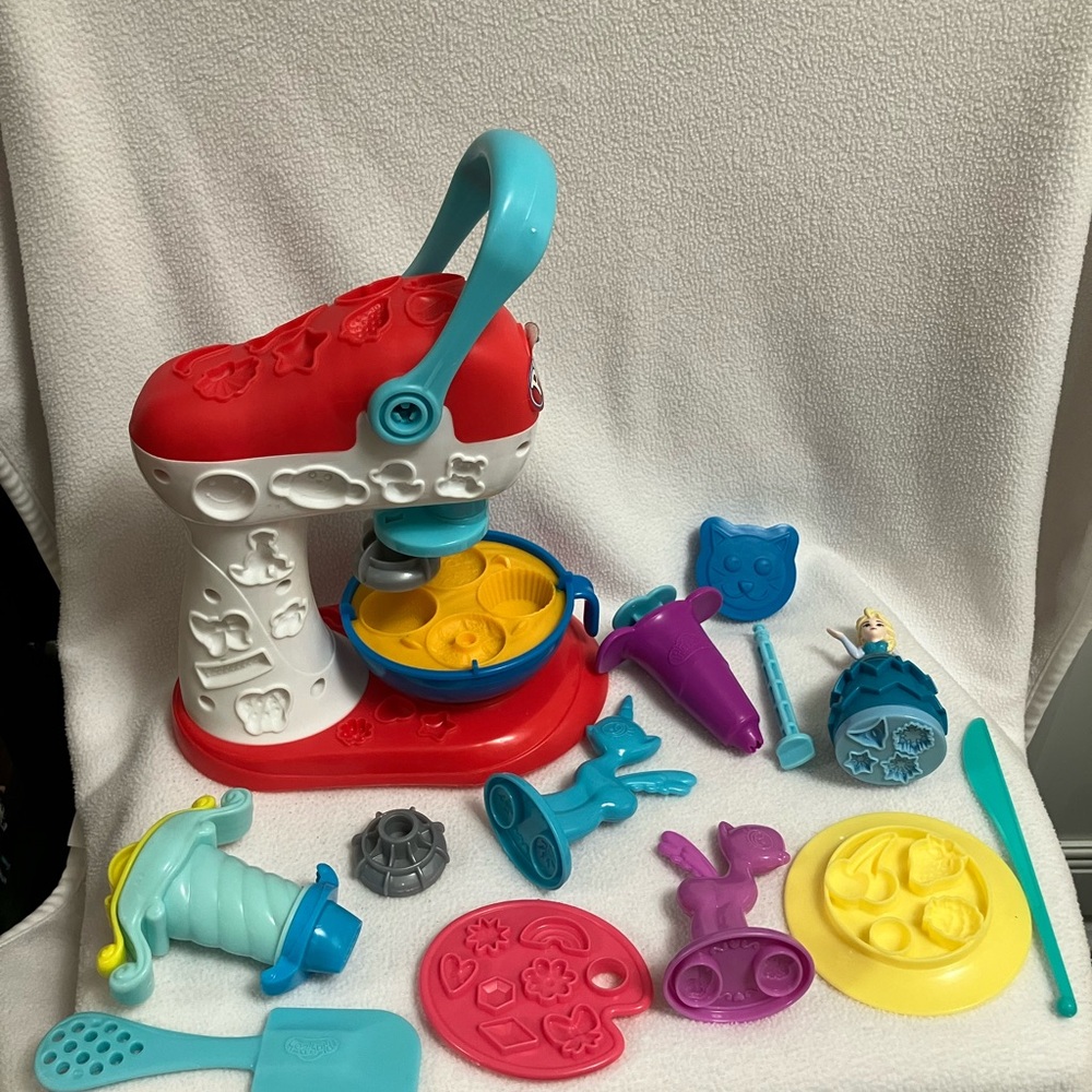 Play-Doh lot Frozen ElsaMy little Pony, Kitchen Creations Spinning Treats Mixer.